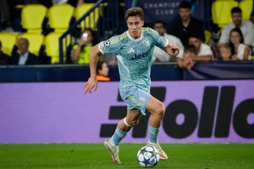 Kenan Yildiz dang choi noi bat trong mau ao Juventus.