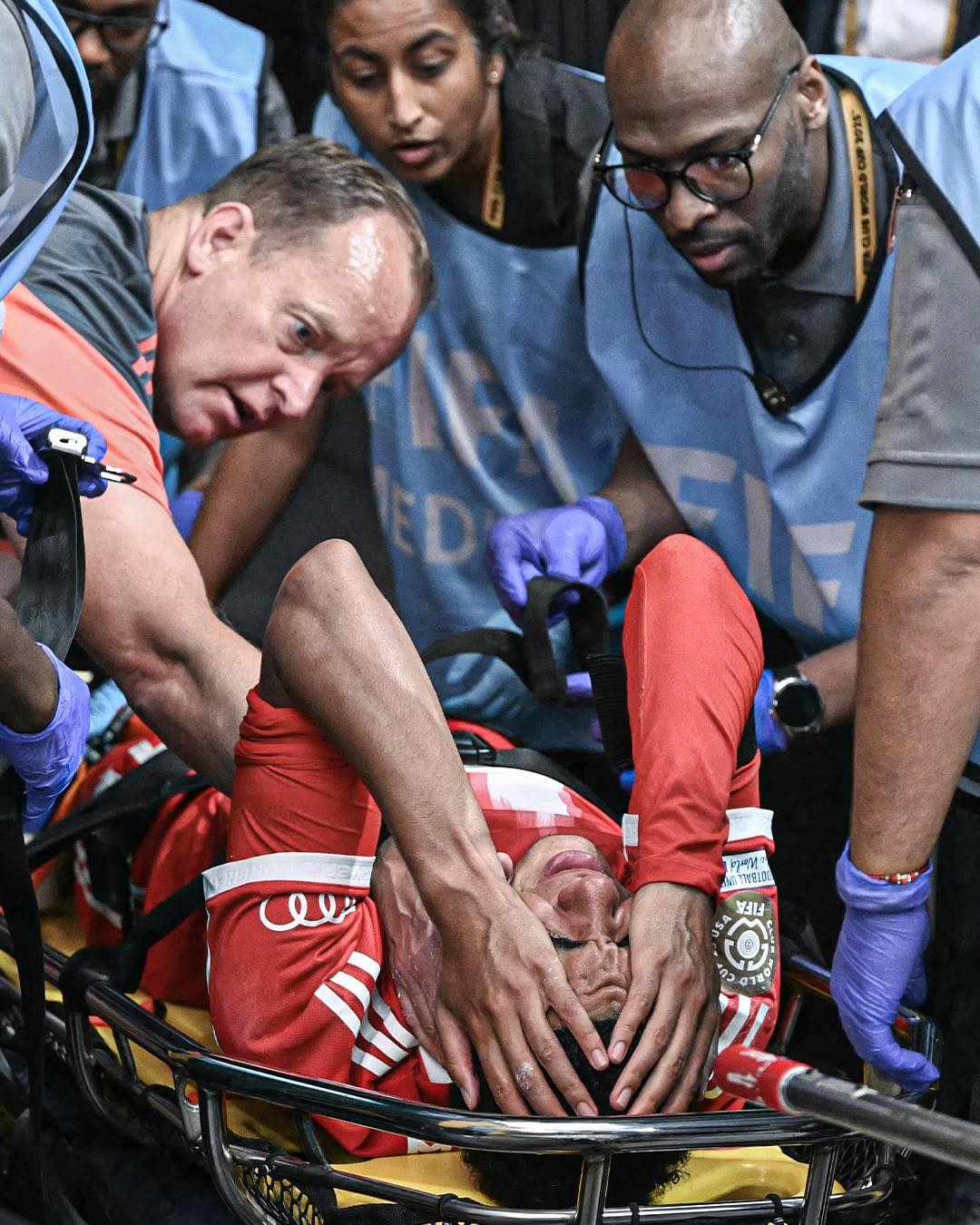 Cầu thủ PSG và Bayern bật khóc khi Jamal Musiala dính chấn thương nặng 2