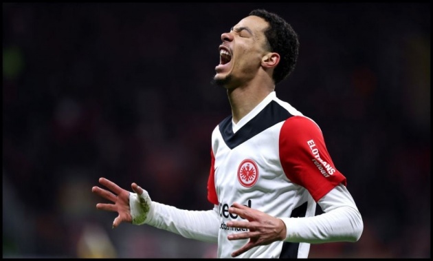 Frankfurt tu choi de nghi khung cua Newcastle cho Hugo Ekitike.