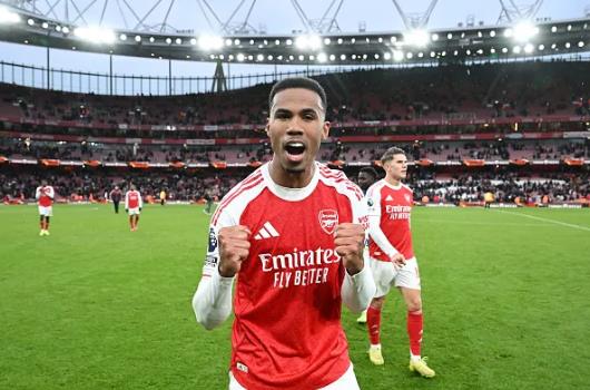 Arsenal dang dan dau o Ngoai hang Anh mua nay.