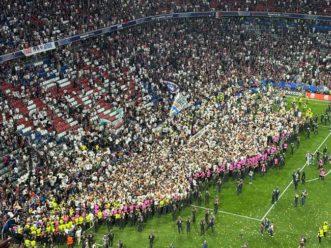 CĐV PSG khiến sân Allianz Arena tan hoang sau chức vô địch Champions League 1