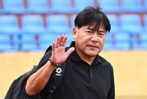 clb-ha-noi-chia-tay-hlv-teguramori-1609171307.jpg