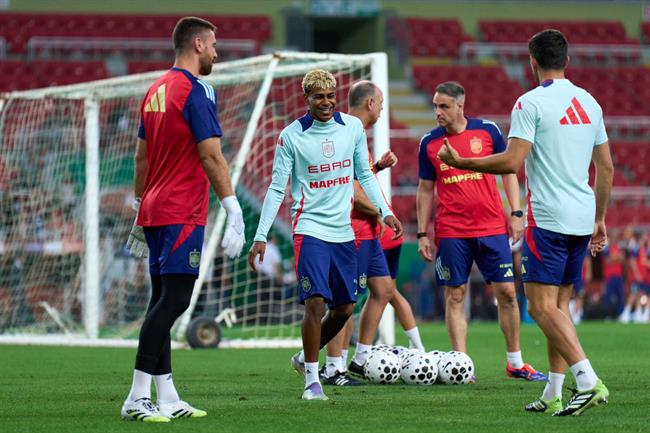 Hansi Flick chỉ trích ĐT Tây Ban Nha ép Lamine Yamal thi đấu 1