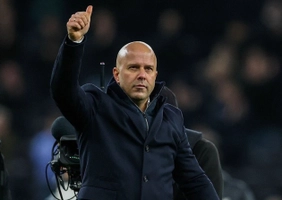 hlv_arne_slot_than_trong_truoc_tran_ra_quan_tai_champions_league-1.jpg