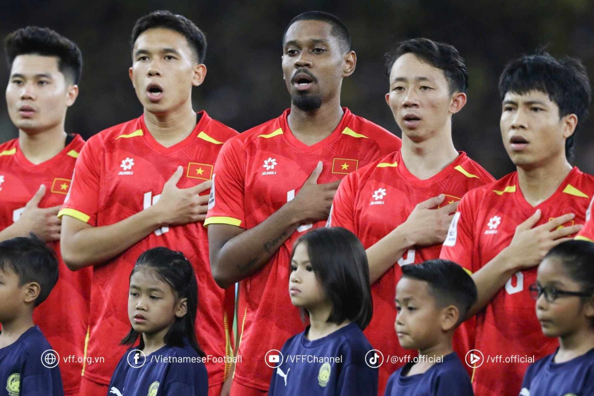 Cao Pendant Quang Vinh trong lan dau tien khoac ao dT quoc gia Viet Nam